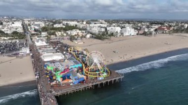 Kaliforniya, Los Angeles 'taki Santa Monica İskelesi. Lunapark Liman Sahnesi. Dönme dolabın simgesi. Santa Monica İskelesi Los Angeles, Kaliforniya Amerika Birleşik Devletleri.