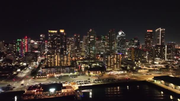 美国加州圣地亚哥的夜城 市中心城市天际线 交通场景 美国加利福尼亚州圣地亚哥的夜城 — 图库视频影像