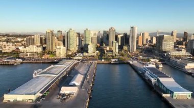 San Diego şehir merkezinde, San Diego, Kaliforniya 'da. Meşhur sahil şehri. Harbor Adası. San Diego Şehir Merkezi San Diego, Kaliforniya Birleşik Devletleri.