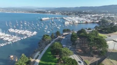 Monterey, Kaliforniya 'daki Balıkçılar İskelesi. Doğa Turizmi. Güneşli Gün Manzarası. Monterey, Kaliforniya 'daki Balıkçılar İskelesi..