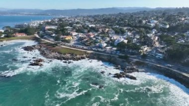 Monterey, Kaliforniya 'daki sahil plajı. Doğa Turizmi. Güneşli Gün Manzarası. Kaliforniya 'da Monterey' de sahil plajı..