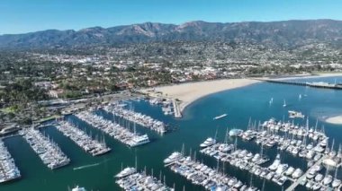Kaliforniya 'da Santa Barbara' da tekne suyu. Doğal Turist Seyahati. Tatil Tatilleri. Kaliforniya 'da Santa Barbara' da Tekne Suyu.