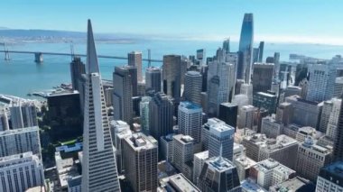 San Francisco 'nun finans bölgesi, Kaliforniya Birleşik Devletleri. Şehir merkezindeki Skyline. Ulaşım Sahnesi. San Francisco Finansal Bölgesi, Kaliforniya Birleşik Devletleri.