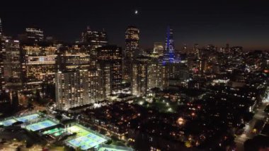 Kaliforniya 'da San Francisco' da Gece Gökyüzü. Şehir merkezindeki Skyline. Ulaşım Sahnesi. Kaliforniya 'da San Francisco' da Gece Gökyüzü.