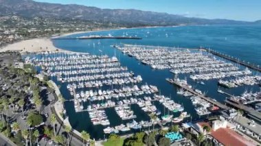 Kaliforniya 'da Santa Barbara' da tekneler su üstünde. Doğa Turizmi. Güneşli Gün Manzarası. Kaliforniya 'da Santa Barbara' da Tekneler Suda.