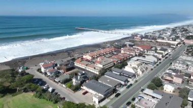 Kaliforniya, Pasifik 'teki Coast City' de. Doğanın Seyahat Arkaplanı. Pasifik Okyanusu manzarası. Kaliforniya 'daki Pasifik Sahil Kenti.