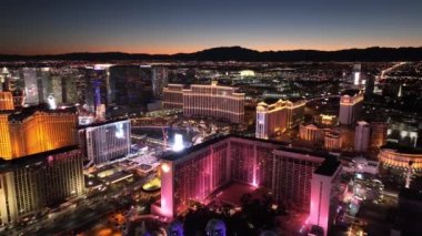 Nevada 'da Las Vegas' ta yüksek bahisçi. Tarihi Turizm Seyahati. Aydınlatılmış Las Vegas Skyline. Nevada 'da Las Vegas' ta yüksek bahisçi.