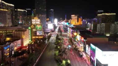 Las Vegas Strip Nevada 'da Las Vegas' ta. Tarihi Turizm Seyahati. Aydınlatılmış Las Vegas Skyline. Las Vegas Strip Nevada 'da Las Vegas' ta.