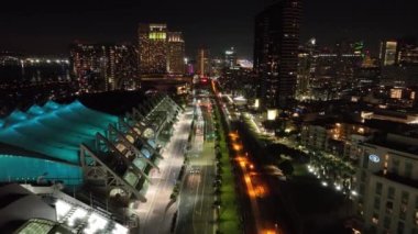 Kaliforniya 'da San Diego' da Şehir Gecesi. Megalopolis Şehir Merkezi. İş seyahati. Kaliforniya 'da San Diego' da Şehir Gecesi.