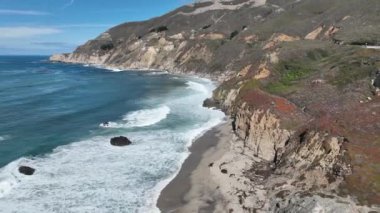 Kaliforniya 'da 1. Otoyol' da Plaj Sahnesi. Kaliforniya 'nın sahil yolunda tarihi bir yolculuk. Doğa Deniz Burnu. Kaliforniya 'da 1. Otoyolda Plaj Sahnesi.