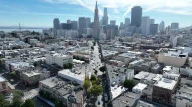 Kaliforniya, San Francisco 'da Şehir Trafiği. Highrise İnşaat Mimarisi. Turizm Seyahati. San Francisco, Kaliforniya 'da Şehir Trafiği.