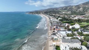 California, Los Angeles 'taki Malibu Plajı. Paradisiac Sahili. Deniz Burnu Simgesi. California, Los Angeles 'ta Malibu Plajı.