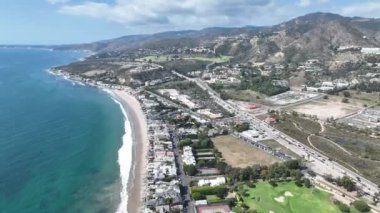 California, Los Angeles 'taki Malibu Plajı. Paradisiac Sahili. Deniz Burnu Simgesi. California, Los Angeles 'ta Malibu Plajı.