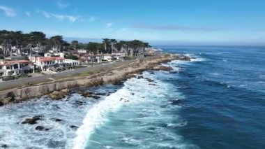 Monterey, Kaliforniya 'daki sahil plajı. Doğa Turizmi. Güneşli Gün Manzarası. Kaliforniya 'da Monterey' de sahil plajı..