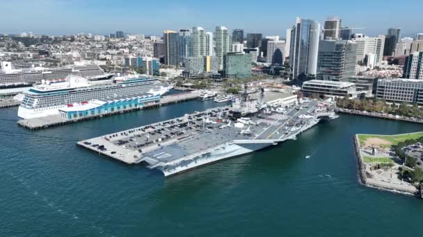 在美国加州圣地亚哥的航空母舰 著名的海岸城市 港湾岛位于美国加州圣地亚哥的航空母舰 — 图库视频影像