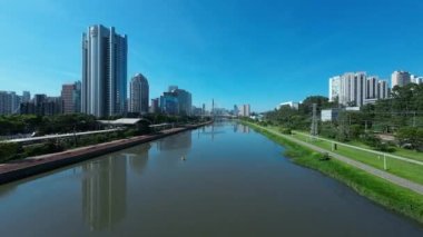 Paulo Brezilya 'daki Sao Paulo Köprüsü' nde. Şehir Köprüsü. Trafik Yolu 'nda. Yani Paulo Brezilya. Şehir manzarası. Sao Paulo 'daki Kablo Köprüsü So Paulo Brezilya.