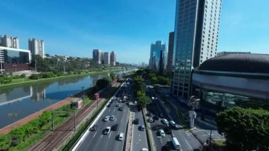 Sao Paulo Brezilya 'daki So Paulo' da Kablo Kaldı Köprüsü. Şehir merkezi köprüsü. Trafik Yolu 'nda. Sao Paulo Brezilya. Şehir Hayatı Peyzajı. Sao Paulo Brezilya 'daki So Paulo' da Kablolu Kalan Köprü.