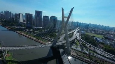 Sao Paulo Brezilya 'daki So Paulo' da Kablo Kaldı Köprüsü. Şehir merkezi köprüsü. Trafik Yolu 'nda. Sao Paulo Brezilya. Şehir Hayatı Peyzajı. Sao Paulo Brezilya 'daki So Paulo' da Kablolu Kalan Köprü.