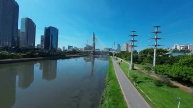 Bruno Covas, Sao Paulo Brezilya 'daki So Paulo' da park ediyor. Şehir merkezi köprüsü. Park Yolu. Sao Paulo Brezilya. Şehir Hayatı Peyzajı. Bruno Covas Sao Paulo Brezilya 'da So Paulo' da park ediyor..
