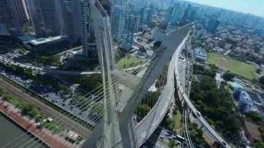 Sao Paulo Brezilya 'daki So Paulo' da Kablo Kaldı Köprüsü. Şehir merkezi köprüsü. Trafik Yolu 'nda. Sao Paulo Brezilya. Şehir Hayatı Peyzajı. Sao Paulo Brezilya 'daki So Paulo' da Kablolu Kalan Köprü.