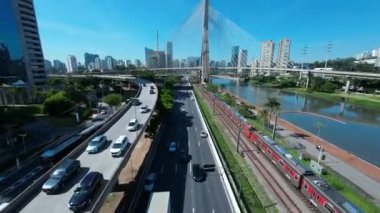 Sao Paulo Brezilya 'daki So Paulo' da Kablo Kaldı Köprüsü. Şehir merkezi köprüsü. Trafik Yolu 'nda. Sao Paulo Brezilya. Şehir Hayatı Peyzajı. Sao Paulo Brezilya 'daki So Paulo' da Kablolu Kalan Köprü.