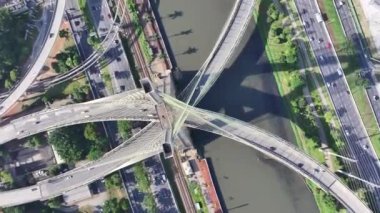 Paulo Brezilya 'daki Sao Paulo Köprüsü' nde. Şehir Köprüsü. Trafik Yolu 'nda. Yani Paulo Brezilya. Şehir manzarası. Sao Paulo 'daki Kablo Köprüsü So Paulo Brezilya.