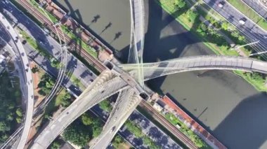 Sao Paulo Brezilya 'daki So Paulo' da Kablo Kaldı Köprüsü. Şehir merkezi köprüsü. Trafik Yolu 'nda. Sao Paulo Brezilya. Şehir Hayatı Peyzajı. Sao Paulo Brezilya 'daki So Paulo' da Kablolu Kalan Köprü.