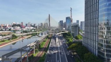 Sao Paulo Brezilya 'daki So Paulo' da Kablo Kaldı Köprüsü. Şehir merkezi köprüsü. Trafik Yolu 'nda. Sao Paulo Brezilya. Şehir Hayatı Peyzajı. Sao Paulo Brezilya 'daki So Paulo' da Kablolu Kalan Köprü.
