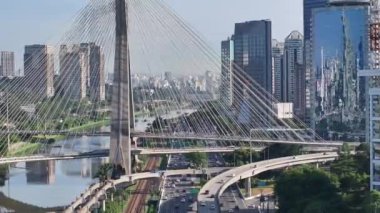Paulo Brezilya 'daki Sao Paulo Köprüsü' nde. Şehir Köprüsü. Trafik Yolu 'nda. Yani Paulo Brezilya. Şehir manzarası. Sao Paulo 'daki Kablo Köprüsü So Paulo Brezilya.