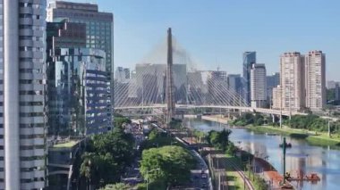 Paulo Brezilya 'daki Sao Paulo Köprüsü' nde. Şehir Köprüsü. Trafik Yolu 'nda. Yani Paulo Brezilya. Şehir manzarası. Sao Paulo 'daki Kablo Köprüsü So Paulo Brezilya.