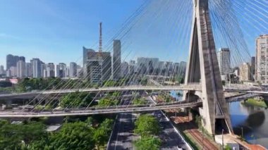 Sao Paulo Brezilya 'daki So Paulo' daki Estaiada Köprüsü. Şehir merkezinde zaman aşımı. Trafik Yolu Ünlüsü. Sao Paulo Brezilya. Köprü manzarası. Sao Paulo Brezilya 'daki So Paulo' daki Estaiada Köprüsü.