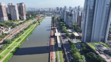 Sao Paulo Brezilya 'daki So Paulo' da Kablo Kaldı Köprüsü. Şehir merkezi köprüsü. Trafik Yolu 'nda. Sao Paulo Brezilya. Şehir Hayatı Peyzajı. Sao Paulo Brezilya 'daki So Paulo' da Kablolu Kalan Köprü.