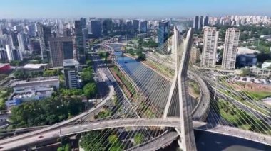 Sao Paulo Brezilya 'daki So Paulo' da Kablo Kaldı Köprüsü. Şehir merkezi köprüsü. Trafik Yolu 'nda. Sao Paulo Brezilya. Şehir Hayatı Peyzajı. Sao Paulo Brezilya 'daki So Paulo' da Kablolu Kalan Köprü.