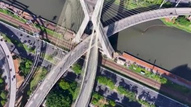 Sao Paulo Brezilya 'daki So Paulo' daki Estaiada Köprüsü. Şehir merkezinde zaman aşımı. Trafik Yolu Ünlüsü. Sao Paulo Brezilya. Köprü manzarası. Sao Paulo Brezilya 'daki So Paulo' daki Estaiada Köprüsü.