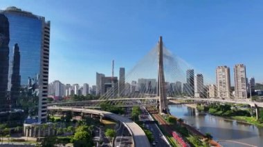 Sao Paulo, Brezilya 'daki Estaiada Köprüsü. Şehir Köprüsü. Trafik Yolu 'nda. Yani Paulo Brezilya. Şehir manzarası. Sao Paulo 'daki Estaiada Köprüsü So Paulo Brezilya.