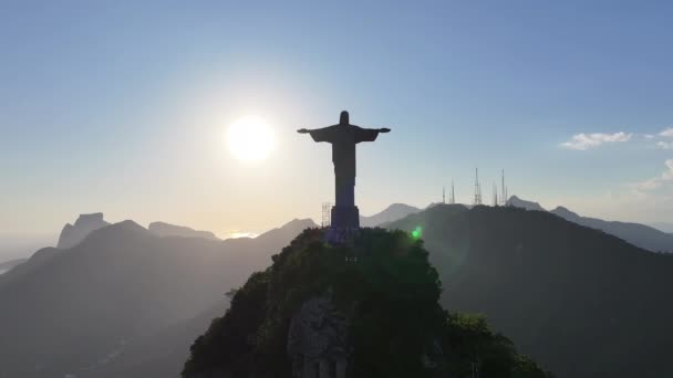 基督是巴西里约热内卢的救世主 Corcovado山 明亮的天际线巴西里约热内卢 地标观察点 基督是巴西里约热内卢的救世主 — 图库视频影像
