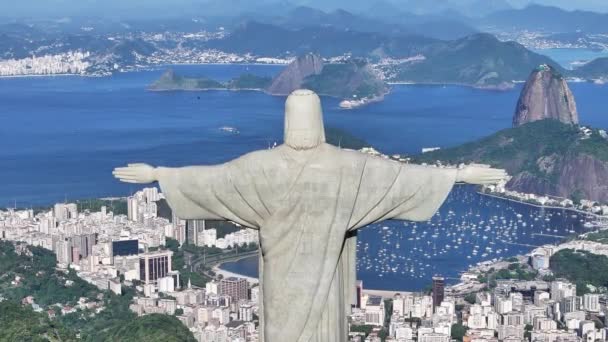 基督是巴西里约热内卢的救世主 Corcovado山 Sugarloaf Hill 巴西里约热内卢 湾水观 巴西里约热内卢的基督救世主里约 — 图库视频影像