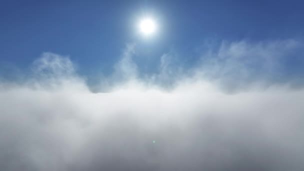 Kék Felhők Felett Tájkép Napkelte Ködös Reggeli Táj Repül Felhők — Stock videók