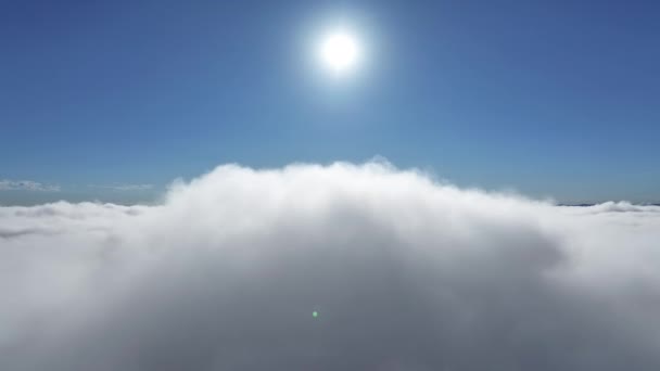 구름의 날아다니고 태양의 해돋이 — 비디오