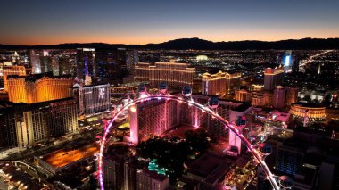 Nevada 'da Las Vegas' ta dönme dolap. Meşhur Gece Manzarası. Eğlence Mekanı. Nevada 'da Las Vegas' ta Dönme Dolap.