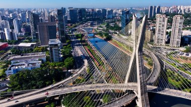 Graffiti Vandalizmi Sao Paulo Brezilya 'daki Ünlü Kablo Köprüsü' nün üstünde. Estaiada Köprüsü 'nde vandalizm. Estaiada Köprüsü 'nde grafiti. Büyük bir ülkenin köprü sembolü. Sao Paulo Brezilya.