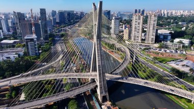 Sao Paulo Brezilya 'daki Cityscape' te Kablolu Kalan Köprü. Şehir merkezi köprüsü. Trafik Yolu 'nda. Sao Paulo Brezilya. Şehir Hayatı Peyzajı. Sao Paulo Brezilya 'daki Cityscape' te Kablolu Kalan Köprü.