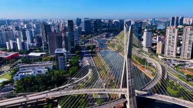 Sao Paulo Brezilya 'daki Cityscape' te Kablo Köprüsü. Sao Paulo Brezilya Köprüsü. Trafik Yolu 'nda. Sao Paulo Brezilya. Şehir manzarası. Sao Paulo Brezilya 'daki Cityscape' te Kablo Köprüsü.
