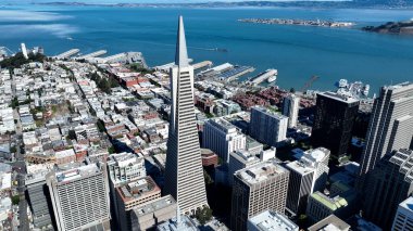 Transamerica Piramidi, San Francisco, Kaliforniya 'da. Şehir merkezindeki Skyline. Ulaşım Sahnesi. Transamerica Piramidi San Francisco 'da, Kaliforniya' da.