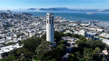 Kaliforniya, San Francisco 'daki Coit Kulesi. Highrise İnşaat Mimarisi. Turizm Seyahati. Coit Kulesi San Francisco 'da Kaliforniya' da.