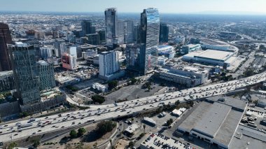 Los Angeles şehir merkezinde, Kaliforniya 'da, Amerika Birleşik Devletleri' nde. Kurumsal Binalar Sahnesi. Gökdelenlerin Arkaplanı. Los Angeles şehir merkezinde. Los Angeles 'ta. Kaliforniya' da..
