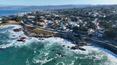 Monterey, Kaliforniya 'daki sahil plajı. Doğa Turizmi. Güneşli Gün Manzarası. Kaliforniya 'da Monterey' de sahil plajı..