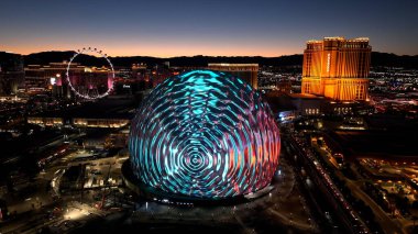 Nevada 'da Las Vegas' ta Sphere. Tarihi Turizm Seyahati. Aydınlatılmış Las Vegas Skyline. Nevada 'da Las Vegas' ta Küre.