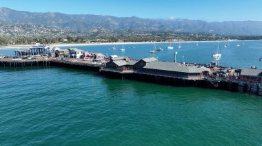 Kaliforniya 'da Santa Barbara' daki Buhar İskelesi. Doğal Turistler Seyahat. Tatil Tatilleri. Santa Barbara 'da Buhar İskelesi Kaliforniya' da.