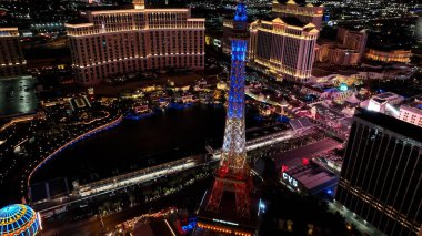 Nevada 'daki Las Vegas' taki Paris Eyfel Kulesi. Tarihi Turizm Seyahati. Aydınlatılmış Las Vegas Skyline. Las Vegas 'taki Paris Eyfel Kulesi Nevada Birleşik Devletleri.